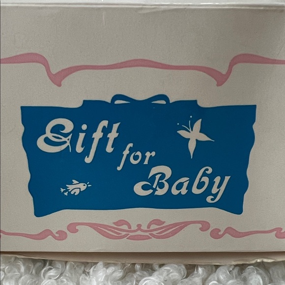 Vintage White Baby Shoes with Cutout Design - Picture 4 of 16